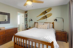 2 bedrooms, internet, bed sheets - Ski condo close to hiking & lake w/private balcony & fireplace (Silverthorne)