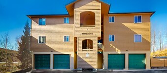 Ski condo close to hiking & lake w/private balcony & fireplace