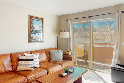 Ski condo close to hiking & lake w/private balcony & fireplace