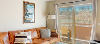 Ski condo close to hiking & lake w/private balcony & fireplace