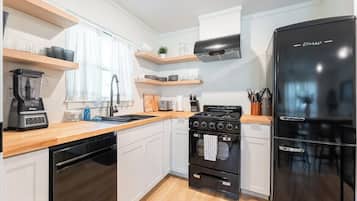 冰箱、微波炉、烤箱、炉灶