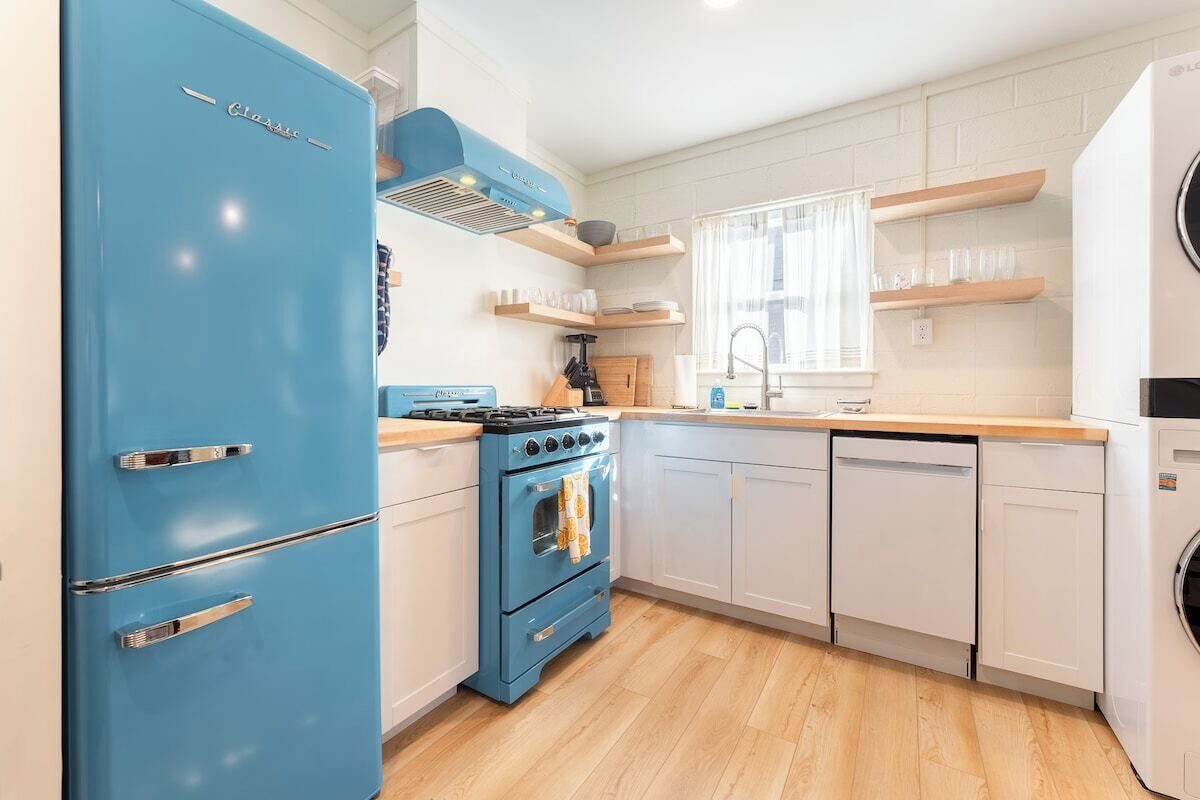 Refrigerador, microondas, horno y parrilla de estufa 