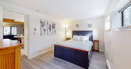 All-seasons condo with on-site golf, pools, athletic courts, gym, & EV charger