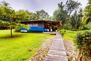 Property grounds - Oceanfront bungalow with ocean views, covered patio & free WiFi (Uvita)