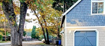 Unique Southern Oregon retreat with kids' items & washer/dryer - dog-friendly