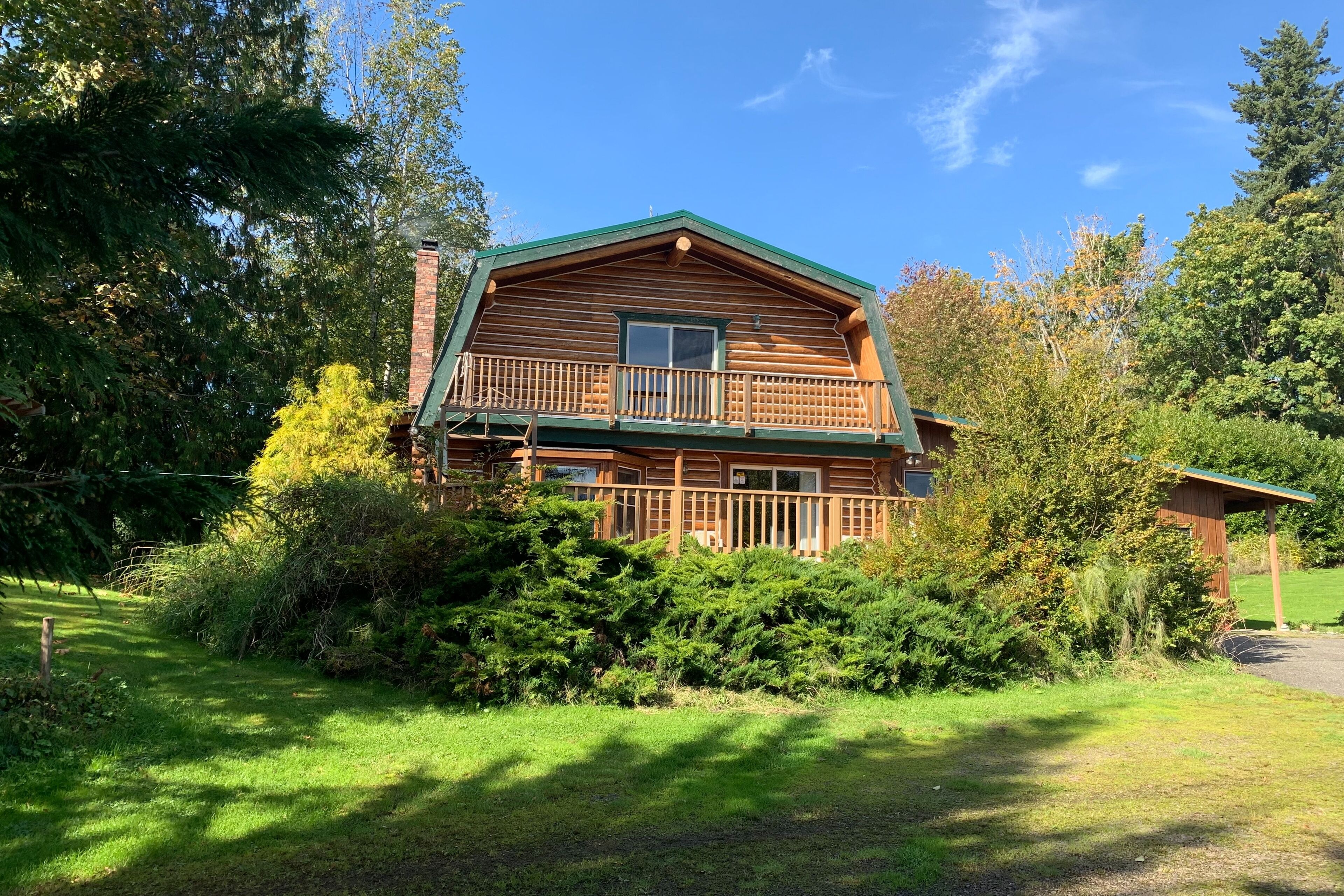 Eco-friendly log cabin with amazing views, deck, covered porch, grill, & firepit