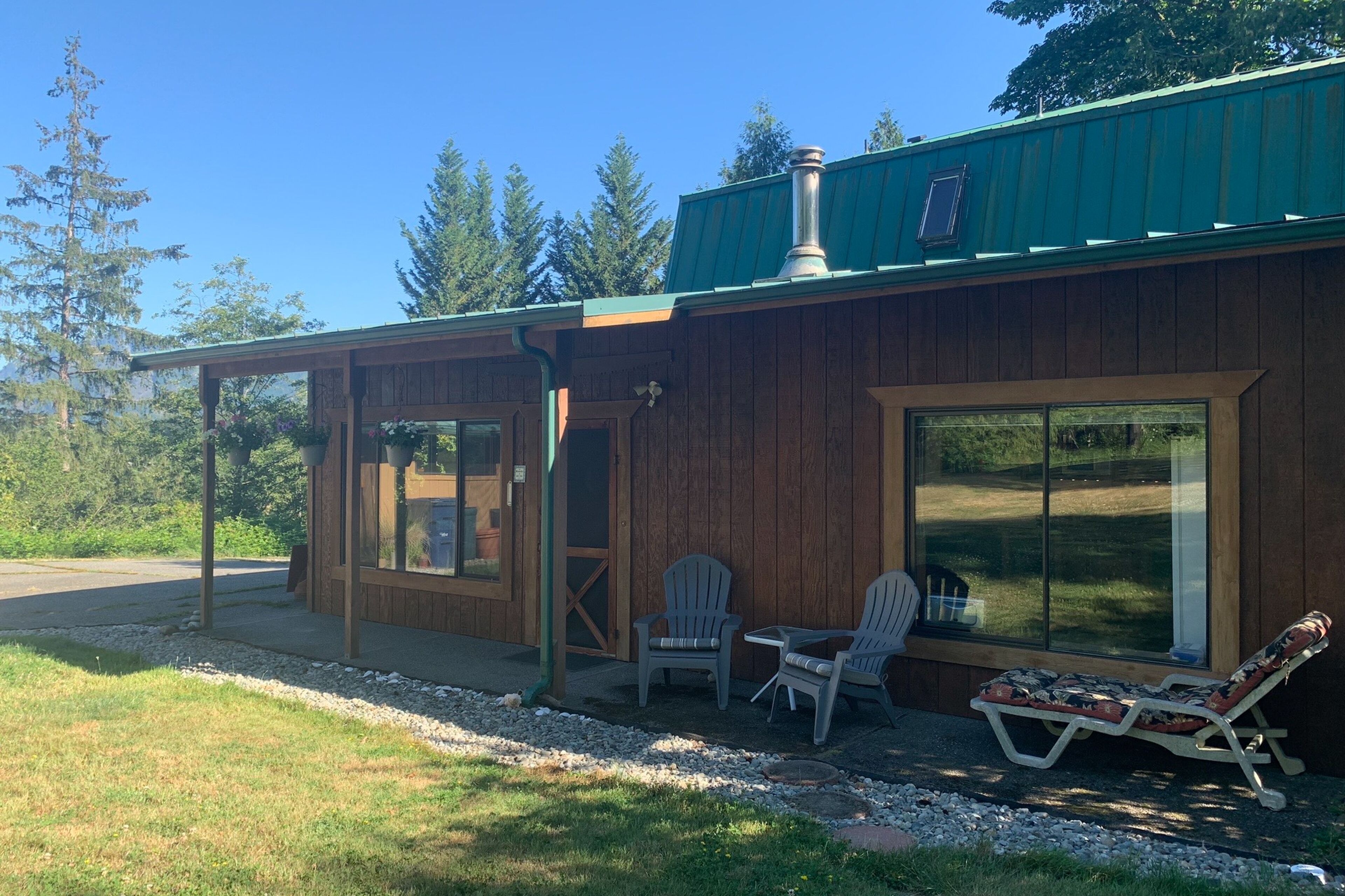Eco-friendly log cabin with amazing views, kitchenette, & private W/D