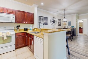 Fridge, microwave, oven, stovetop - Enchanting dog-friendly getaway with pool, hot tub, balcony, gym, W/D, & AC (Davenport)