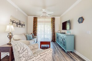 TV - Enchanting dog-friendly getaway with pool, hot tub, balcony, gym, W/D, & AC (Davenport)