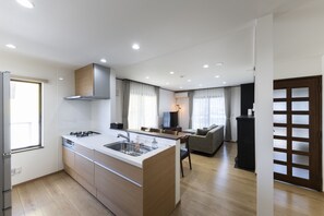 Deluxe House | Private kitchen | Full-size fridge, microwave, stovetop, coffee/tea maker - COSMIC HILL (Sapporo)