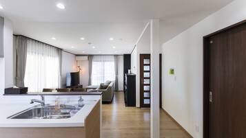 Casa Deluxe | Cocina privada | Refrigerador con congelador, microondas y parrilla de estufa