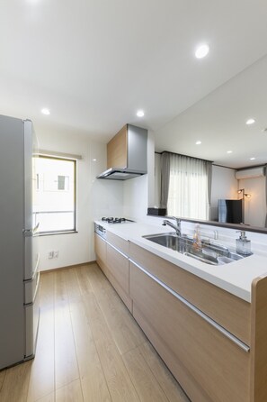 Hus – deluxe | Eget kjøkken | Kjøleskap, mikrobølgeovn, kokeplater og kaffetrakter/tekoker