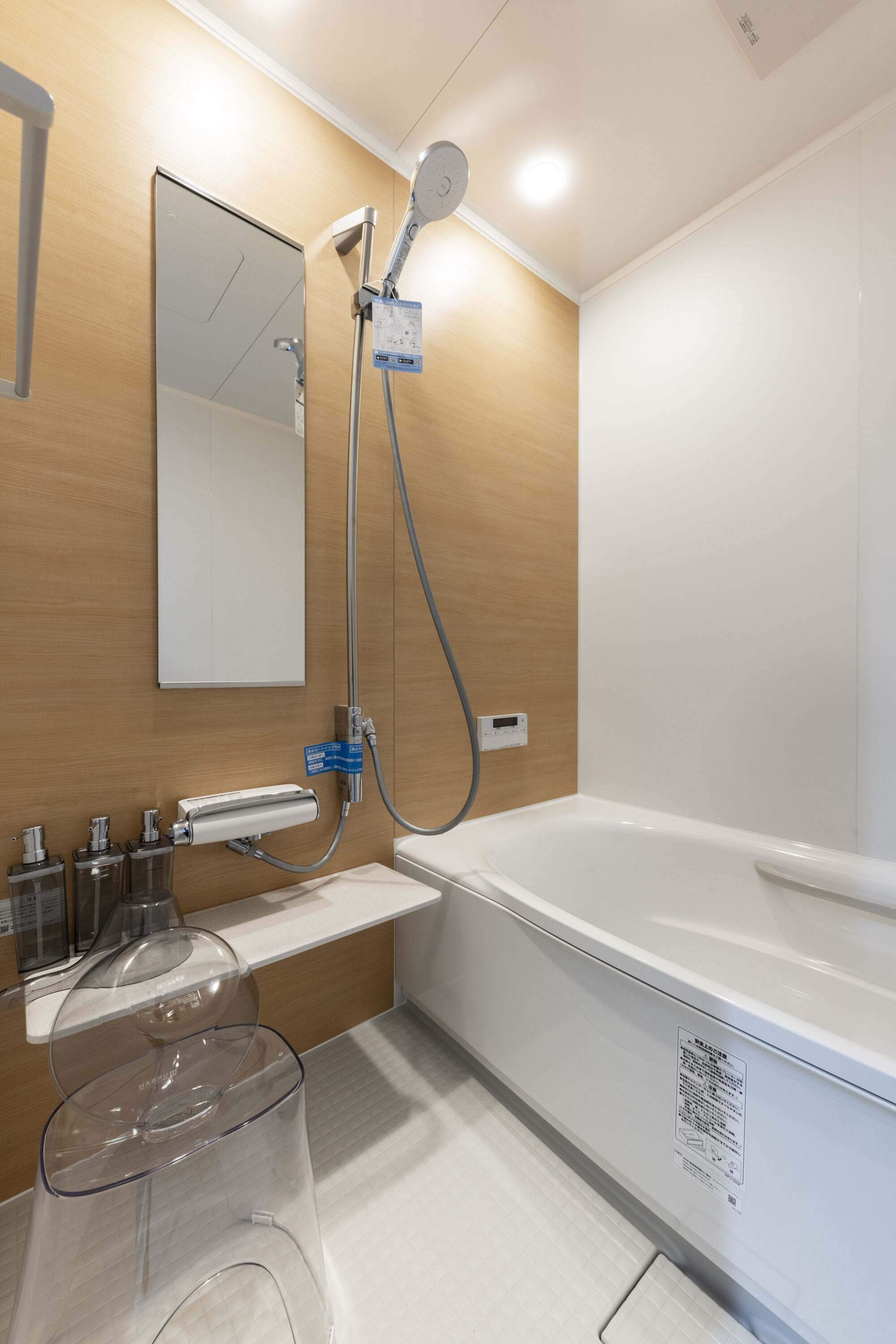 Deluxe House | Bathroom | Hair dryer, towels, shampoo, toilet paper