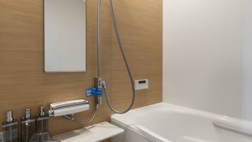Deluxe House | Bathroom | Hair dryer, towels, shampoo, toilet paper