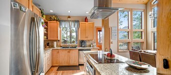 Delightful mountain retreat, NEW private hot tub, fireplace, deck, & great views