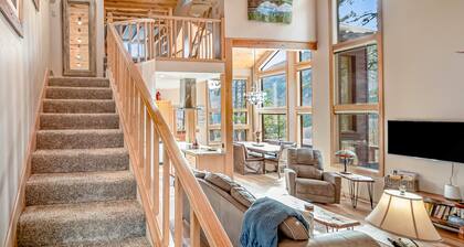 Delightful mountain retreat, NEW private hot tub, fireplace, deck, & great views