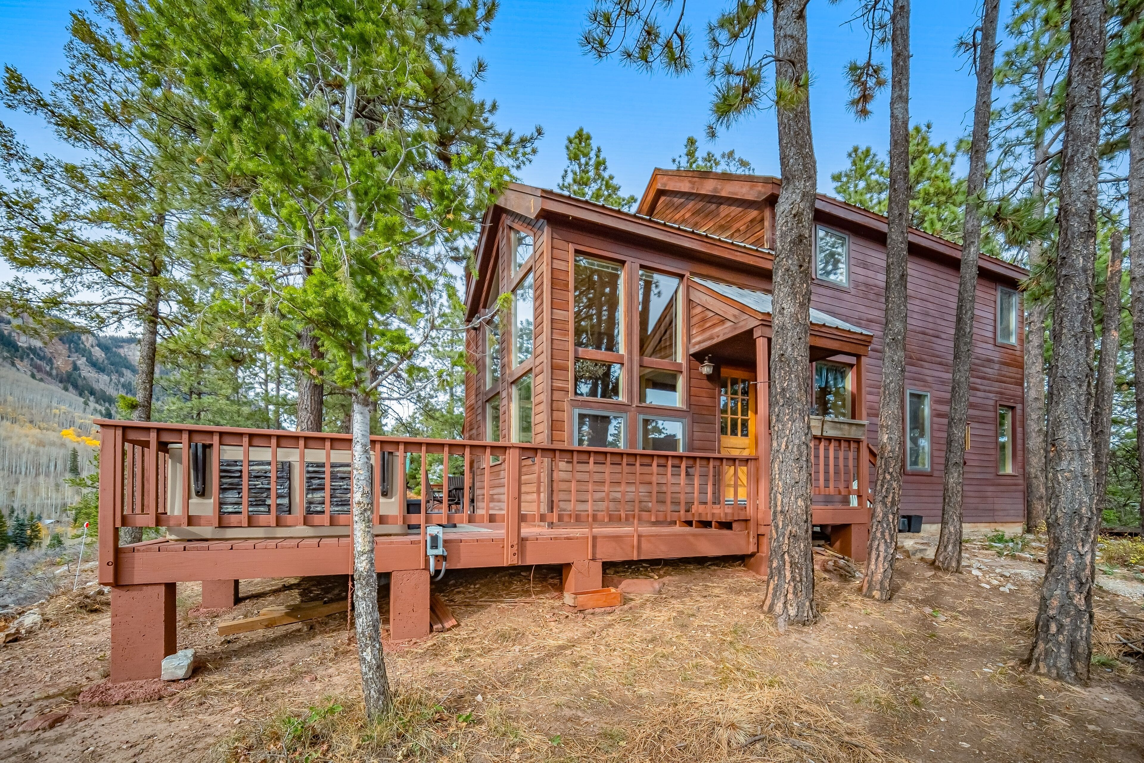 Delightful mountain retreat, NEW private hot tub, fireplace, deck, & great views