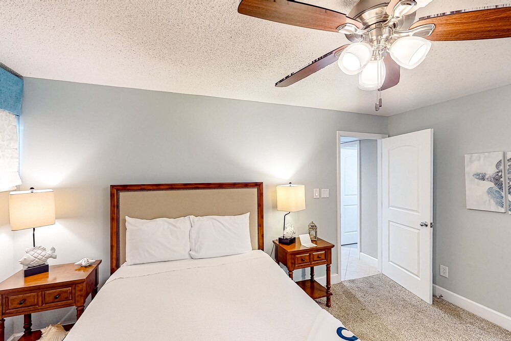 Beachfront condo with Gulfviews, pool, hot tub & balcony snowbird