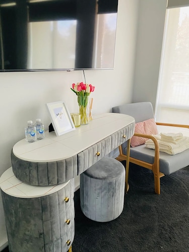 Modern private room with ensuite bedroom