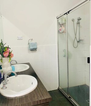 Hair dryer, towels, soap, shampoo - Modern private room with ensuite bedroom (Smithfield Plains)