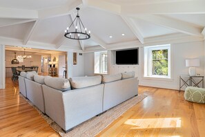 TV, peis, fotballspill og bordtennis