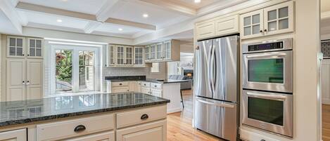 冰箱、微波炉、烤箱、炉灶