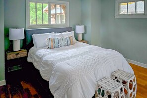 4 bedrooms, WiFi, bed sheets - Relaxing home with private pool, hot tub, game room, & fireplace (Stevensville)