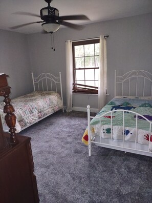 3 Schlafzimmer, Bügeleisen/Bügelbrett, Bettwäsche