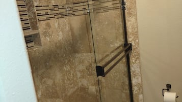 SĂšche-cheveux, serviettes fournies, savon, papier toilette