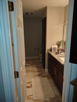 Haartrockner, Handtücher, Seife, Toilettenpapier