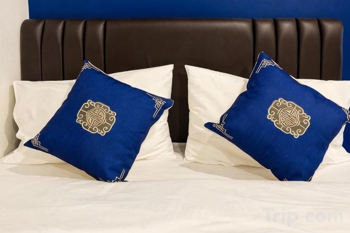 In-room safe, blackout drapes, soundproofing