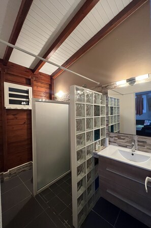 Shower, towels, soap, shampoo