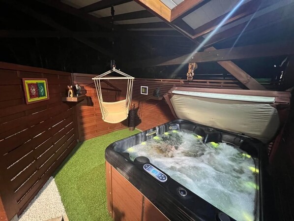 Outdoor spa tub