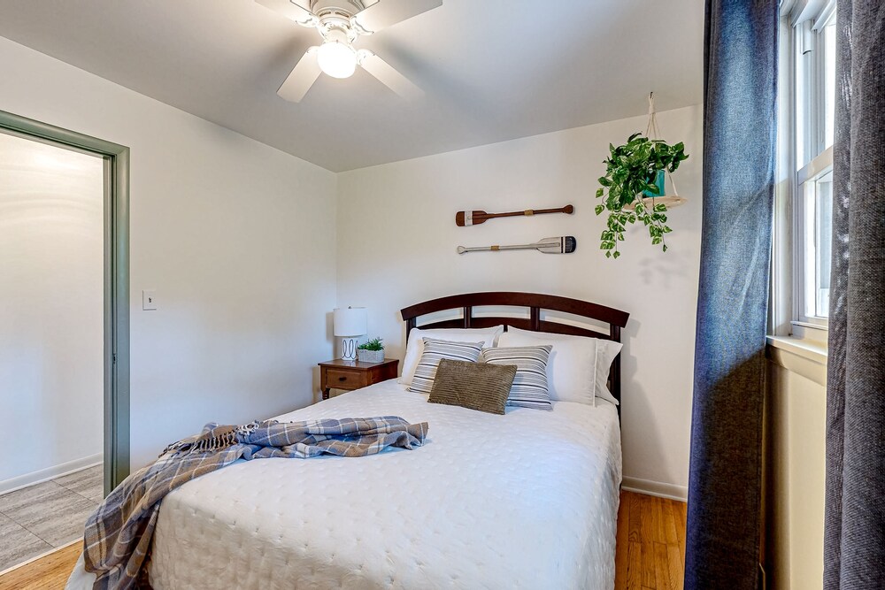 Dogfriendly home with yard near Indiana Dunes NP & walk to the beach