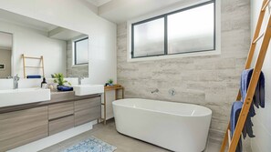 Shower, eco-friendly toiletries, hair dryer, towels - Cabarita Reef House - Mineral Pool, River & Beach! (Bogangar)