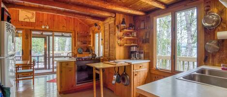 冷蔵庫、電子レンジ、オーブン、コンロ