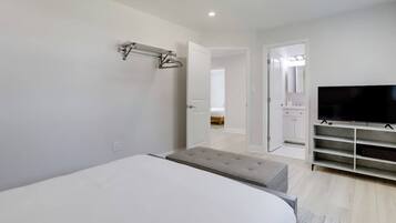 3 bedrooms, desk, iron/ironing board, WiFi