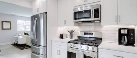 Køleskab, mikrobølgeovn, ovn, kogeplade