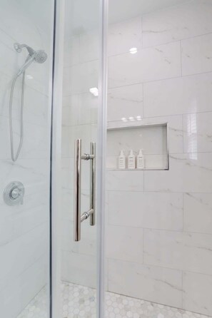Een douche, een haardroger, handdoeken, toiletpapier