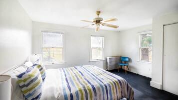 5 slaapkamers, een bureau, een strijkplank/strijkijzer, wifi