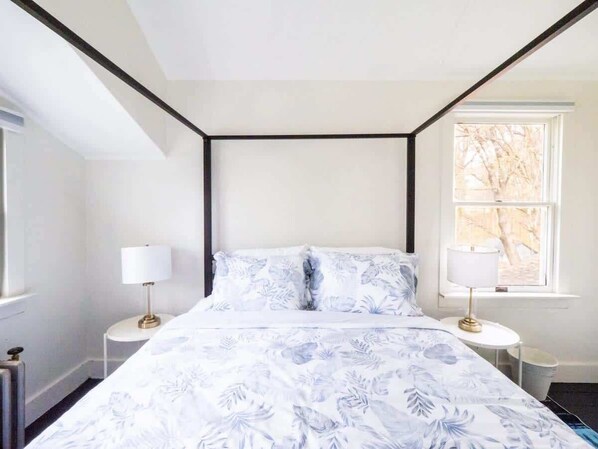 5 bedrooms, desk, iron/ironing board, WiFi