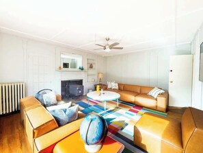 Televisión, chimenea y oficina 