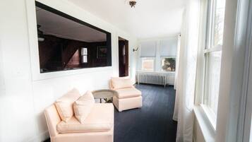 Una televisión, una chimenea, una oficina