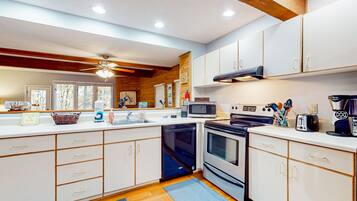 Jääkaappi, mikroaaltouuni, uuni, liesi