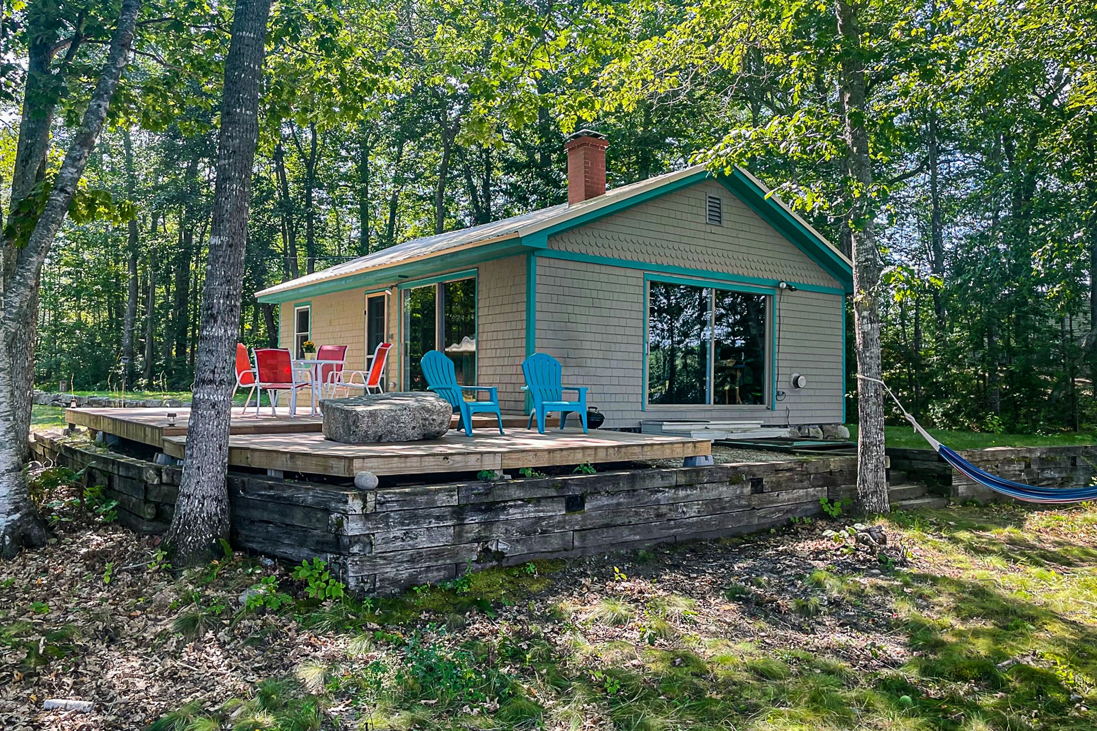 Cozy lakefront cabin with amazing views, deck, firepit, & water access