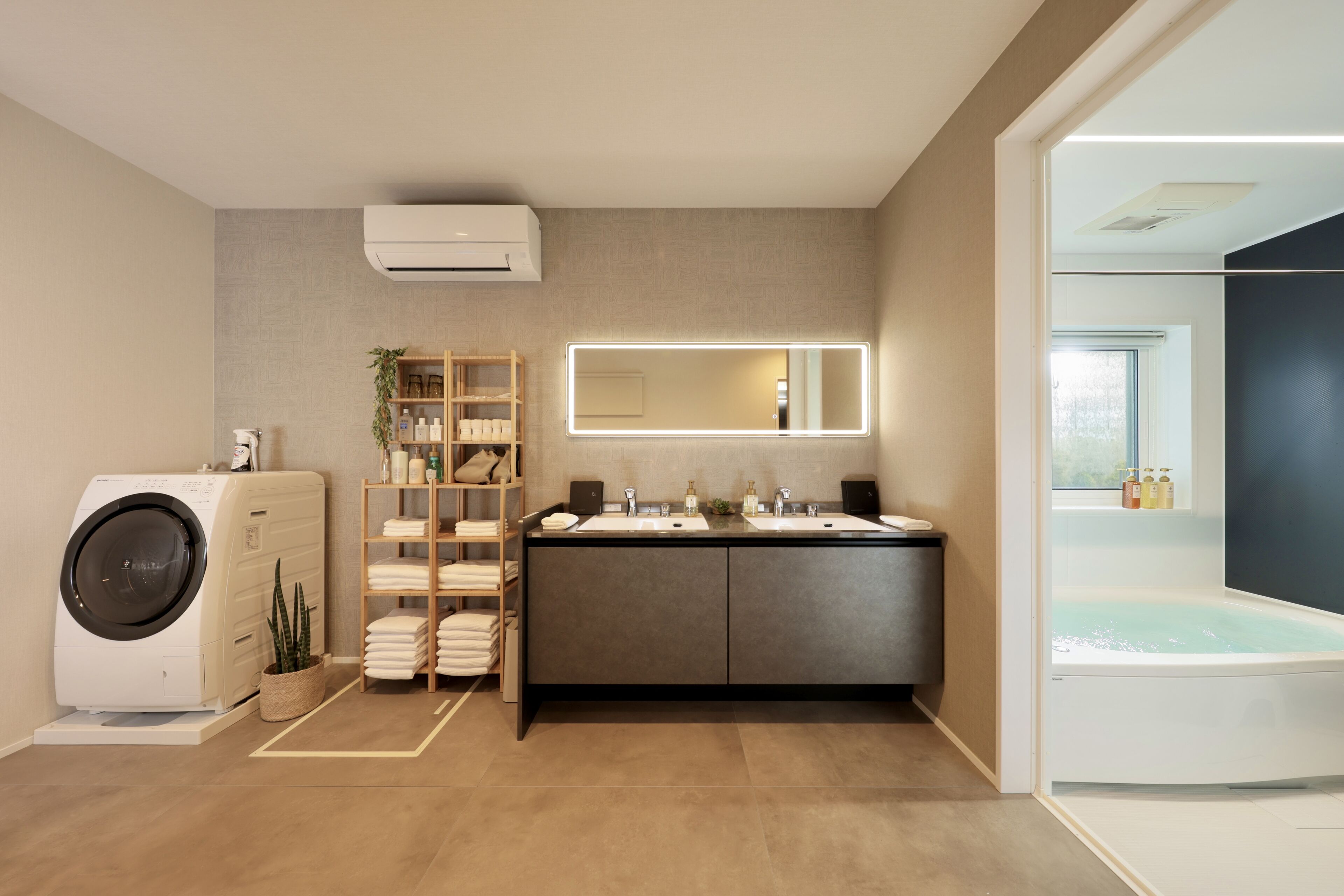 Ducha y bañera combinadas y artículos de higiene personal gratuitos