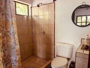 Ducha, artículos de higiene personal ecológicos y secador de pelo
