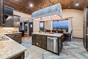 Kj�øleskap, mikrobølgeovn, ovn og kokeplater