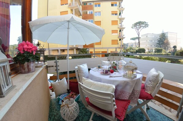 Outdoor dining - Carnevale - Viareggio ,Tuscany (Viareggio)