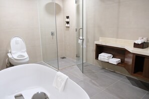 Komfortbadewanne, Regendusche, Haartrockner, Bademäntel